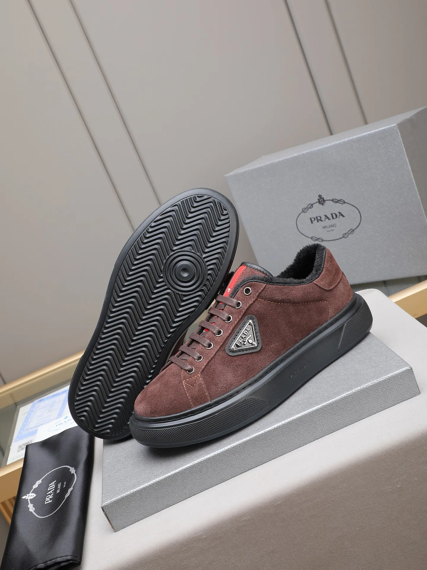 PP440 Prada/Prada men's new casual shoes, this upper is made of imported calfskin + velvet lining! The outside is decorated with the P family's classic metal triangle enamel logo, and the outsole is made of non-slip sports foam ultra-light outsole, which feels good on the feet and is a fashionable and fashionable item! Four colors to choose from!  Size: 38-44 (45 customized)